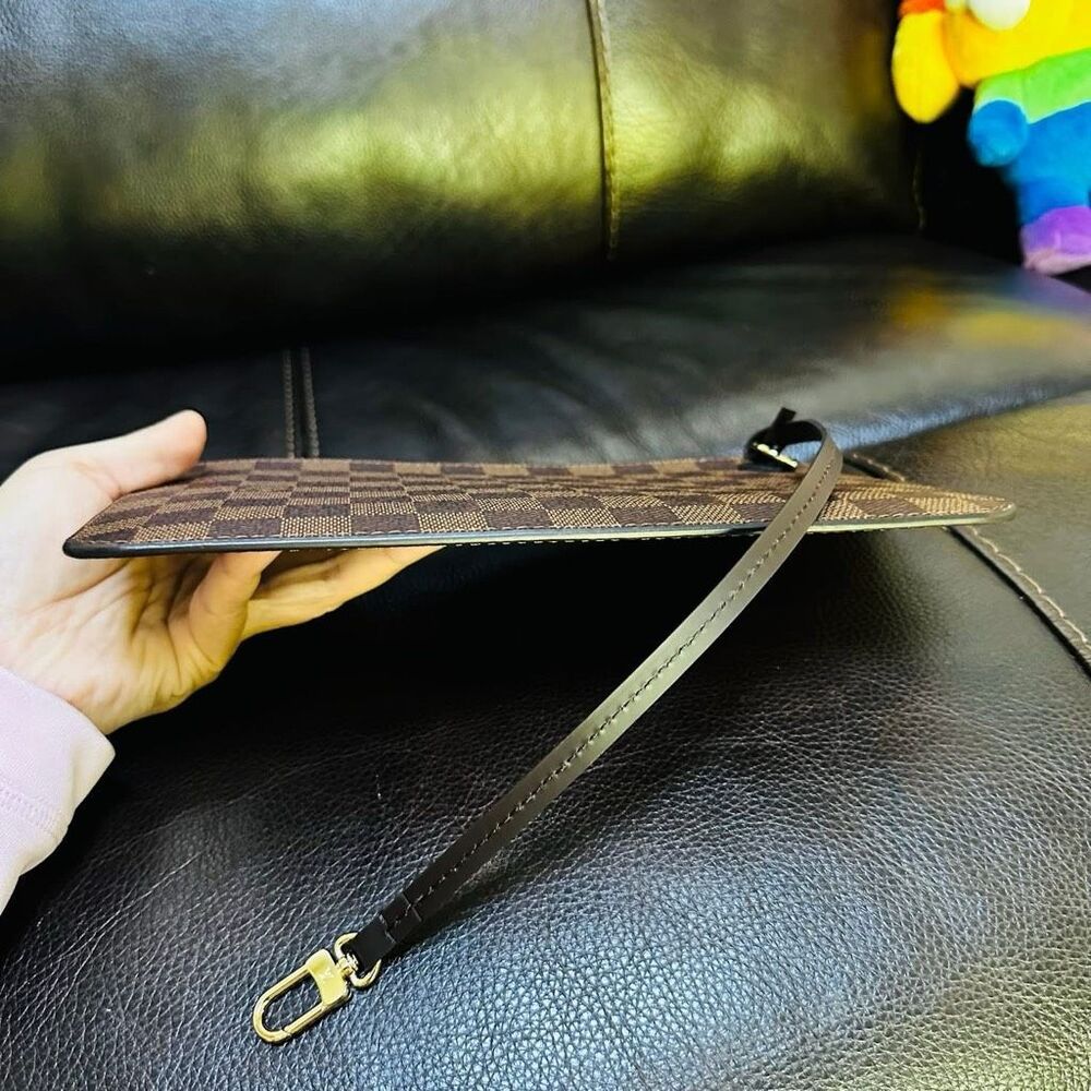 Louis Vuitton Neverfull GM Pouch - Picture 6 of 9